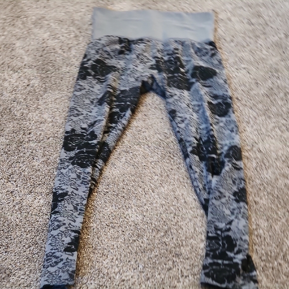 Assorted Black and Gray Leggings - Picture 11 of 11